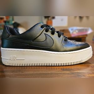 Sz 9 Air force1's Womens Nike platform air force 1 sage low, worn once to try on